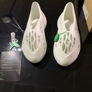 Men’s 9.5 yeezy foam runners